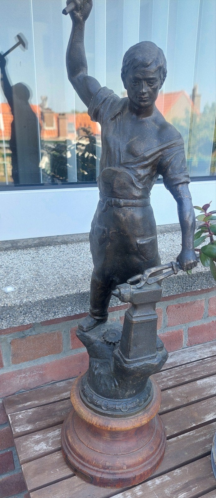 Oud beeld van smid aan aambeeld, Antiek en Kunst, Gepatineerd, Ophalen of Verzenden, 20 - 50 cm, Beeld