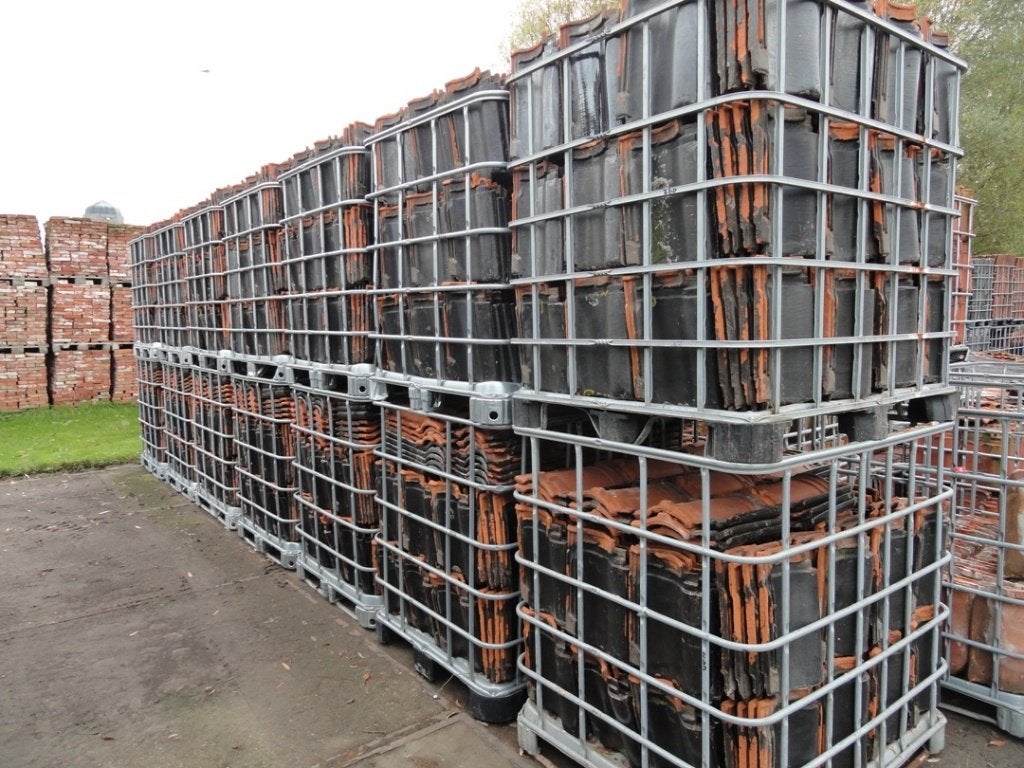 5000 stuks Romeinse dakpannen zwart, geëngobeerd & rood., Ophalen, Overige materialen, Gebruikt, Tegelen