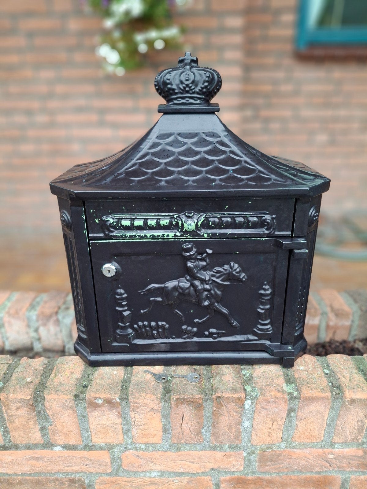 Nostalgische brievenbus met sleuteltjes, Tuin en Terras, Ophalen of Verzenden, Gebruikt, IJzer, Wandbrievenbus