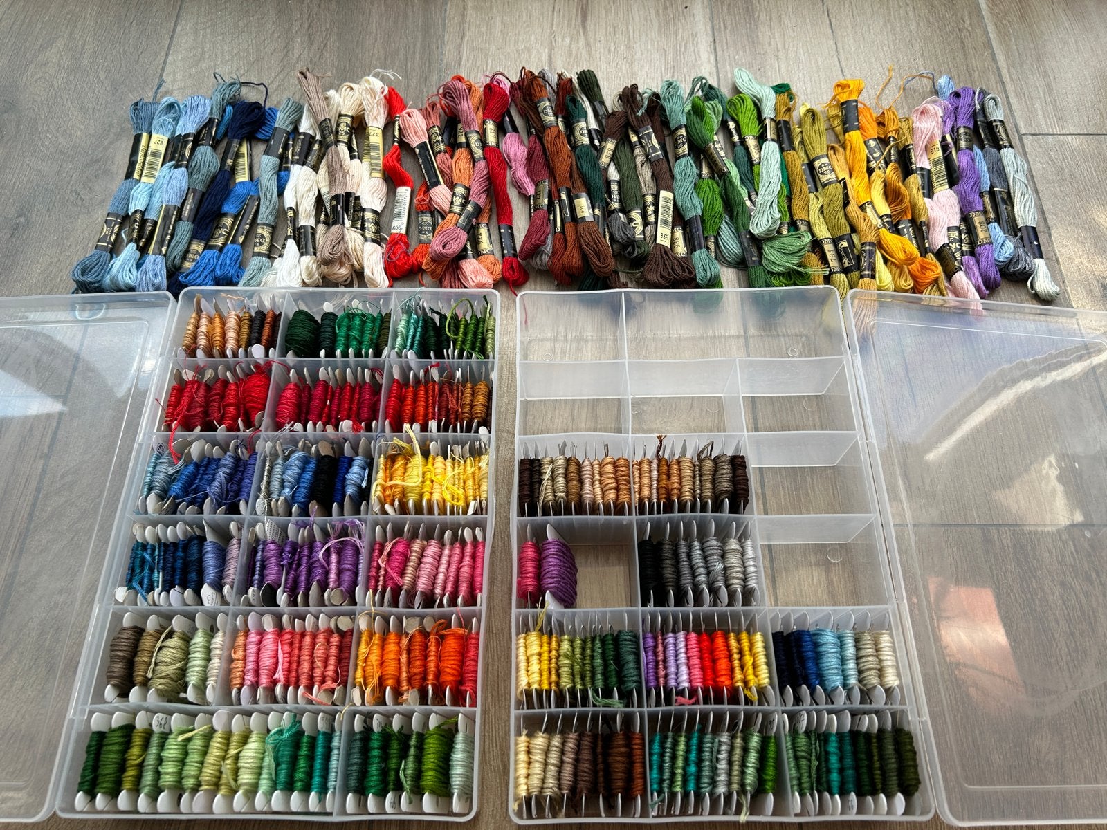 Grote collectie DMC borduurgaren met opbergdozen, Ophalen of Verzenden, Gebruikt, Handborduren, Borduurgaren of Zijde