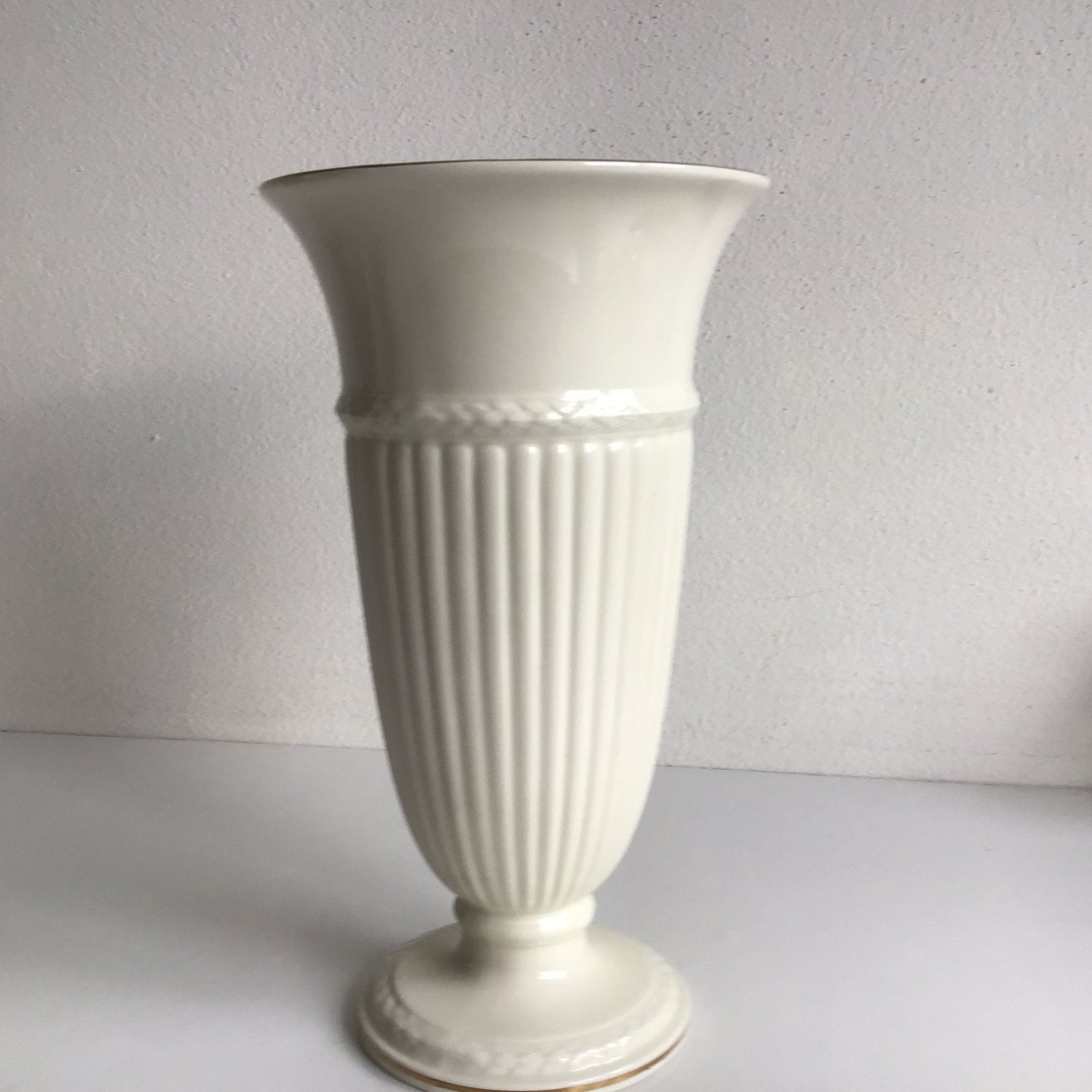 Wedgwood Edme vaas 28 cm trompetvaas gouden rand - jubilee, 28 cm, Op voet, Wit, Nieuw
