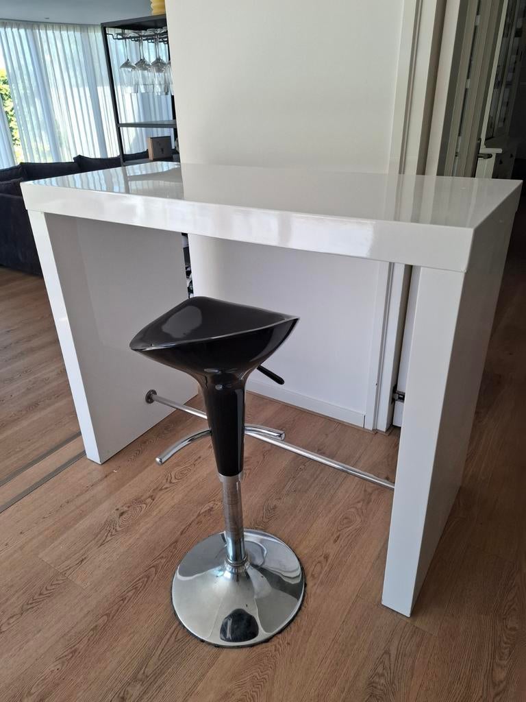 Hoge glanzend witte bartafel met 1 stoel, Ophalen, Gebruikt