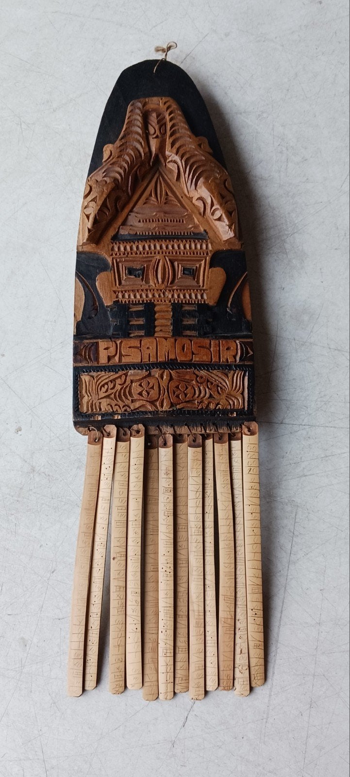 PORHALAAN TRADITIONELE BATAK KALENDER  MET 12 BAMBOE STOKKEN, Ophalen of Verzenden