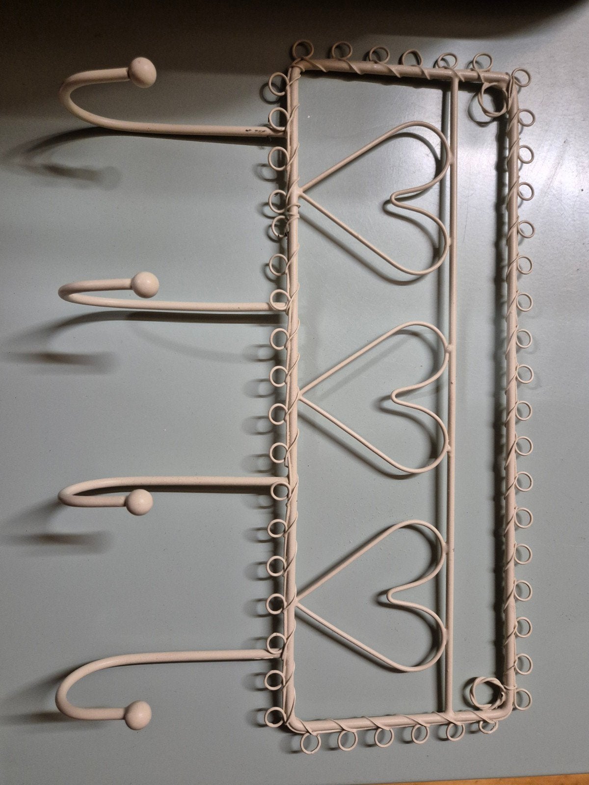 Beige stalen kapstokje met hartjes, leuk voor babykamer, Ophalen