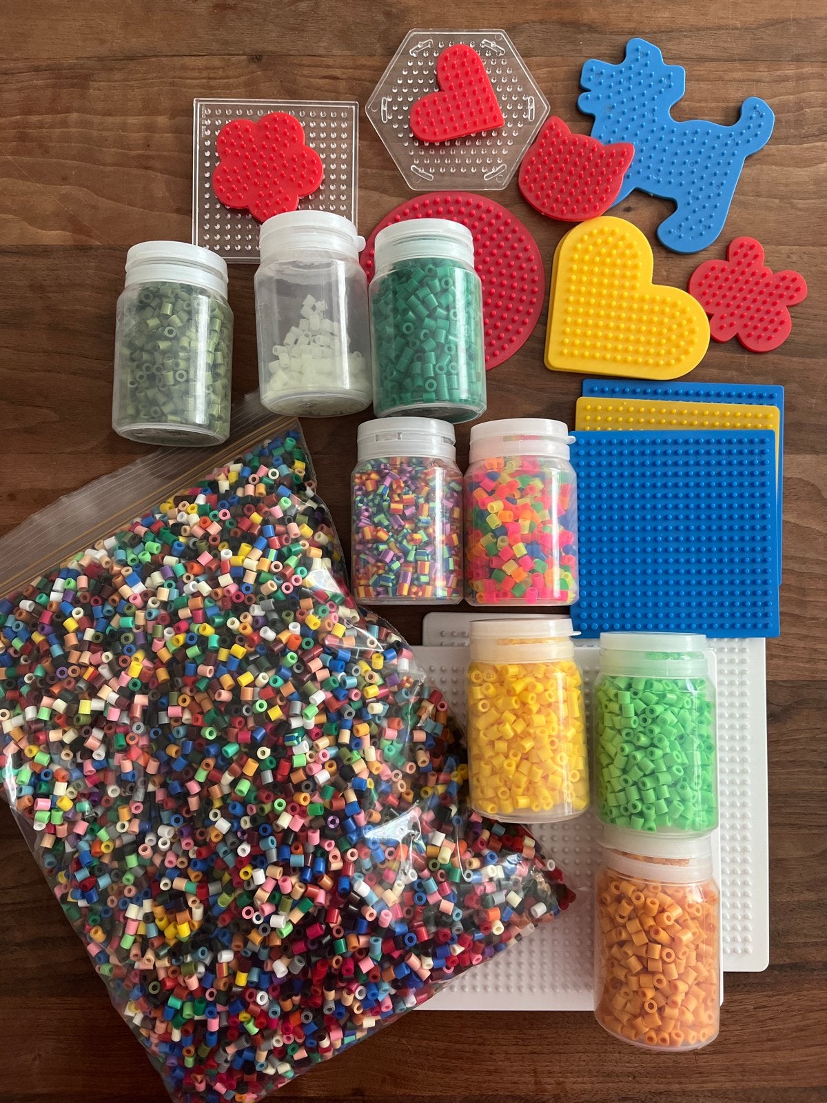 Grote set nieuwe strijkkralen (1kg) met diverse grondplaten, Ophalen of Verzenden, Zo goed als nieuw, Knutselen