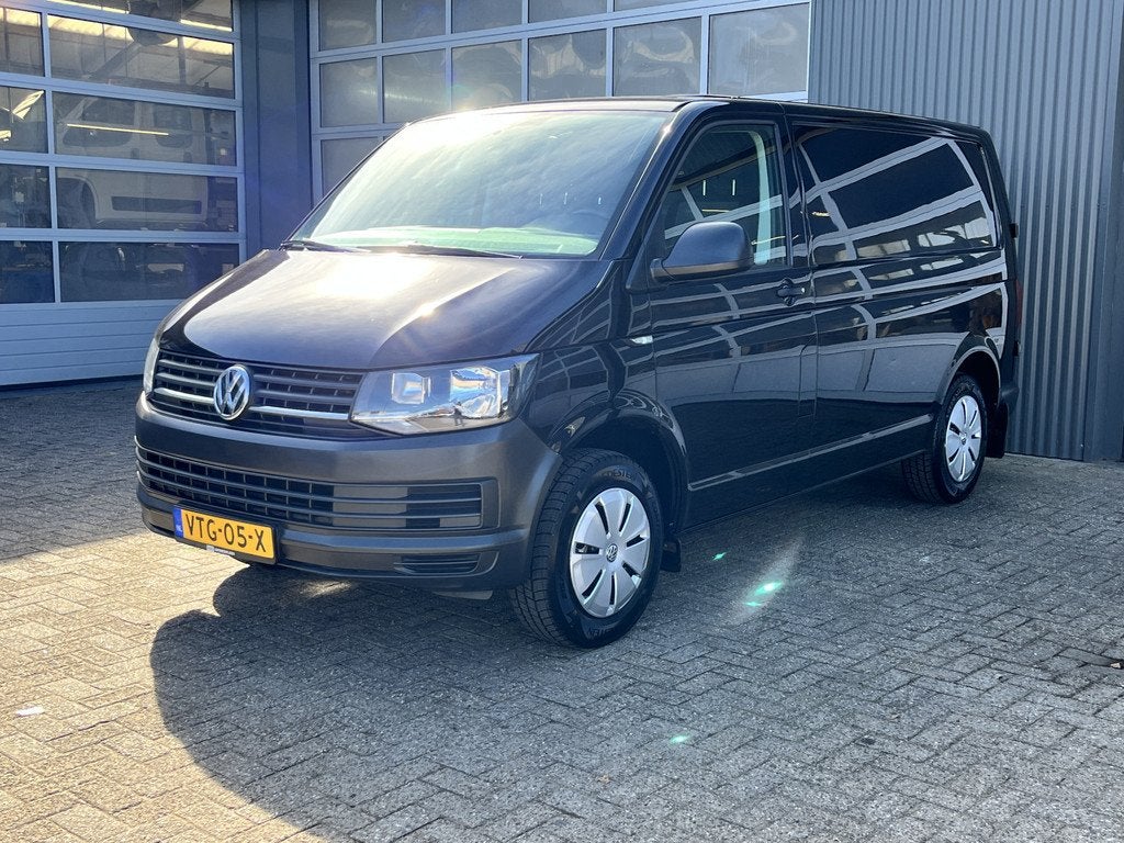 Volkswagen Transporter 2.0 TDI L1H1 Airco Trekhaak 2200kg tr, Auto's, Voorwielaandrijving, Gebruikt, 4 cilinders, Zwart