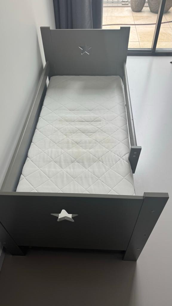 Kinderbed met matras (160x70), 2 dekbedjes en 2 hoezen, Kinderen en Baby's, Kinderkamer | Bedden, Ophalen, 70 tot 85 cm, Zo goed als nieuw