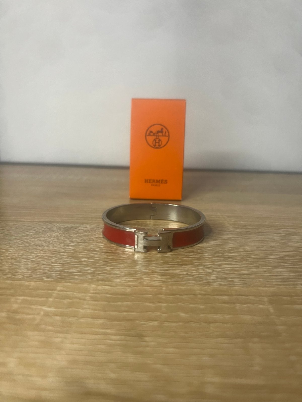 Hermès Clic H Armband Rood met Zilverkleurige Hardware, Sieraden, Tassen en Uiterlijk, Ophalen of Verzenden, Zo goed als nieuw
