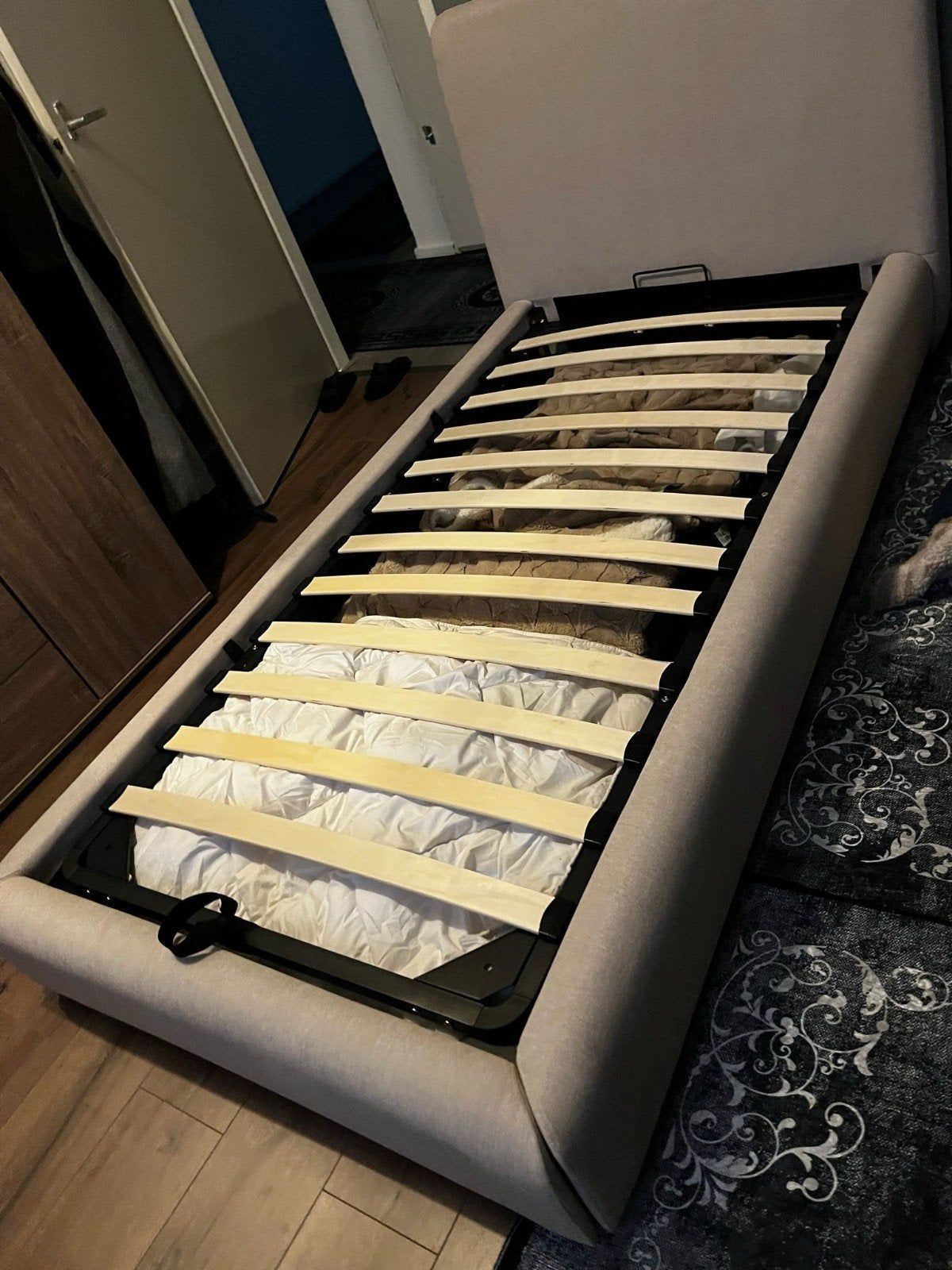 Nieuw bed eenpersoon zonder matras wordt genomen in den, Ophalen, Nieuw