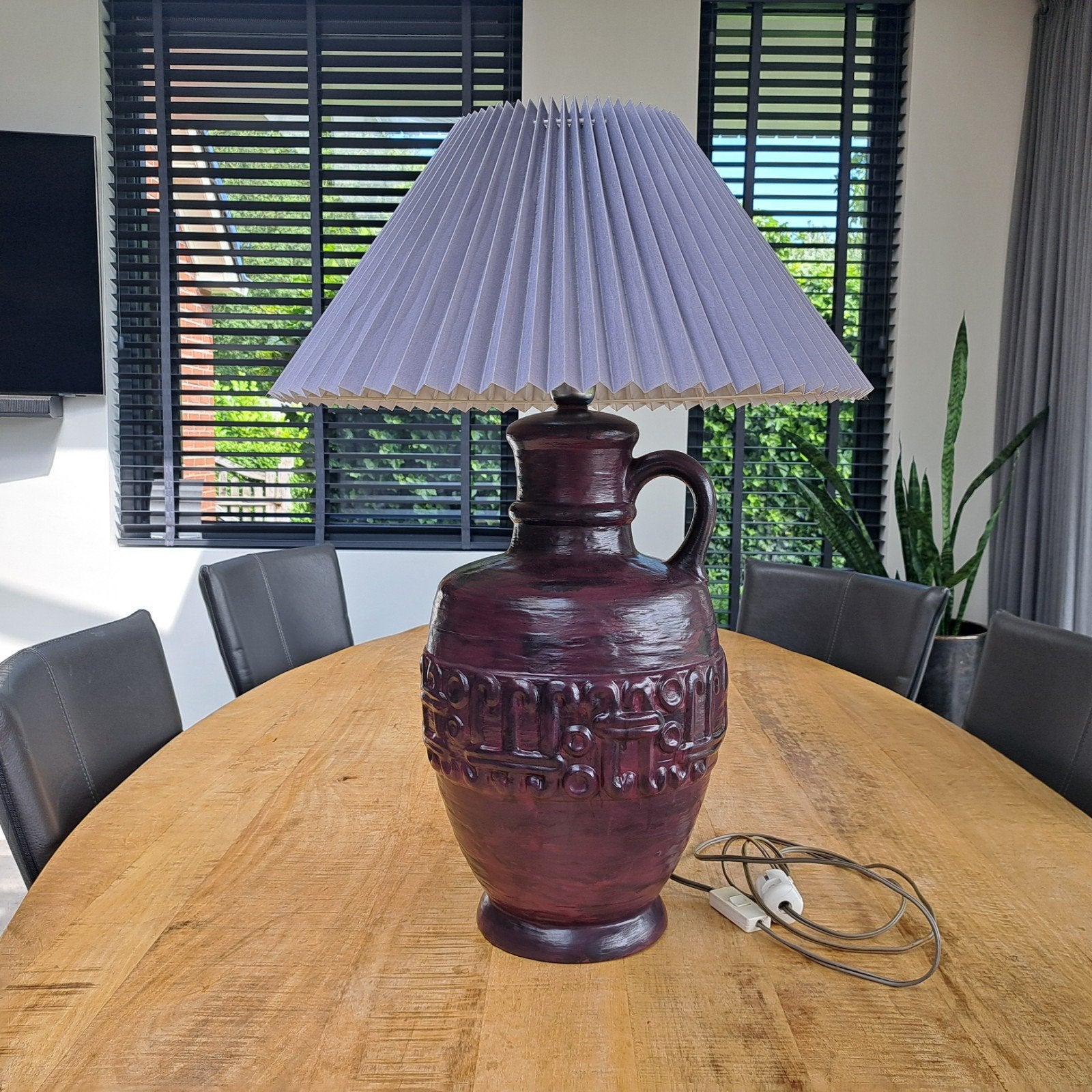Paarse kruik lamp met oor en plissé kap., Huis en Inrichting, Lampen | Tafellampen, Ophalen of Verzenden, Minder dan 50 cm