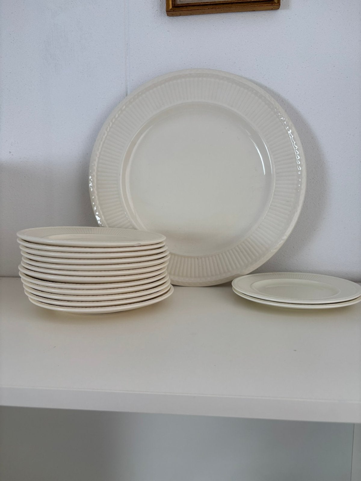 Ronde taartschaal van 32,5 cm. en 12 gebaksbordjes Wedg.Edme, Ophalen of Verzenden, Zo goed als nieuw, Aardewerk, Bord(en)