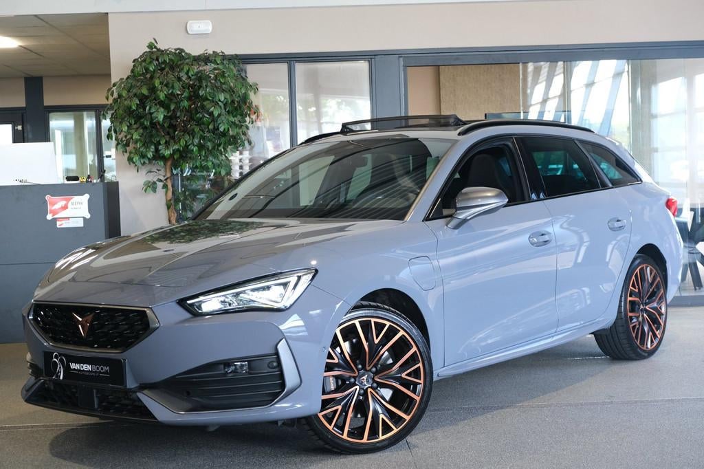 CUPRA Leon Sportstourer 1.4 e-Hybrid VZ Copper 245PK Pano Sp, 77 km/l, Gebruikt, Zwart, 4 cilinders