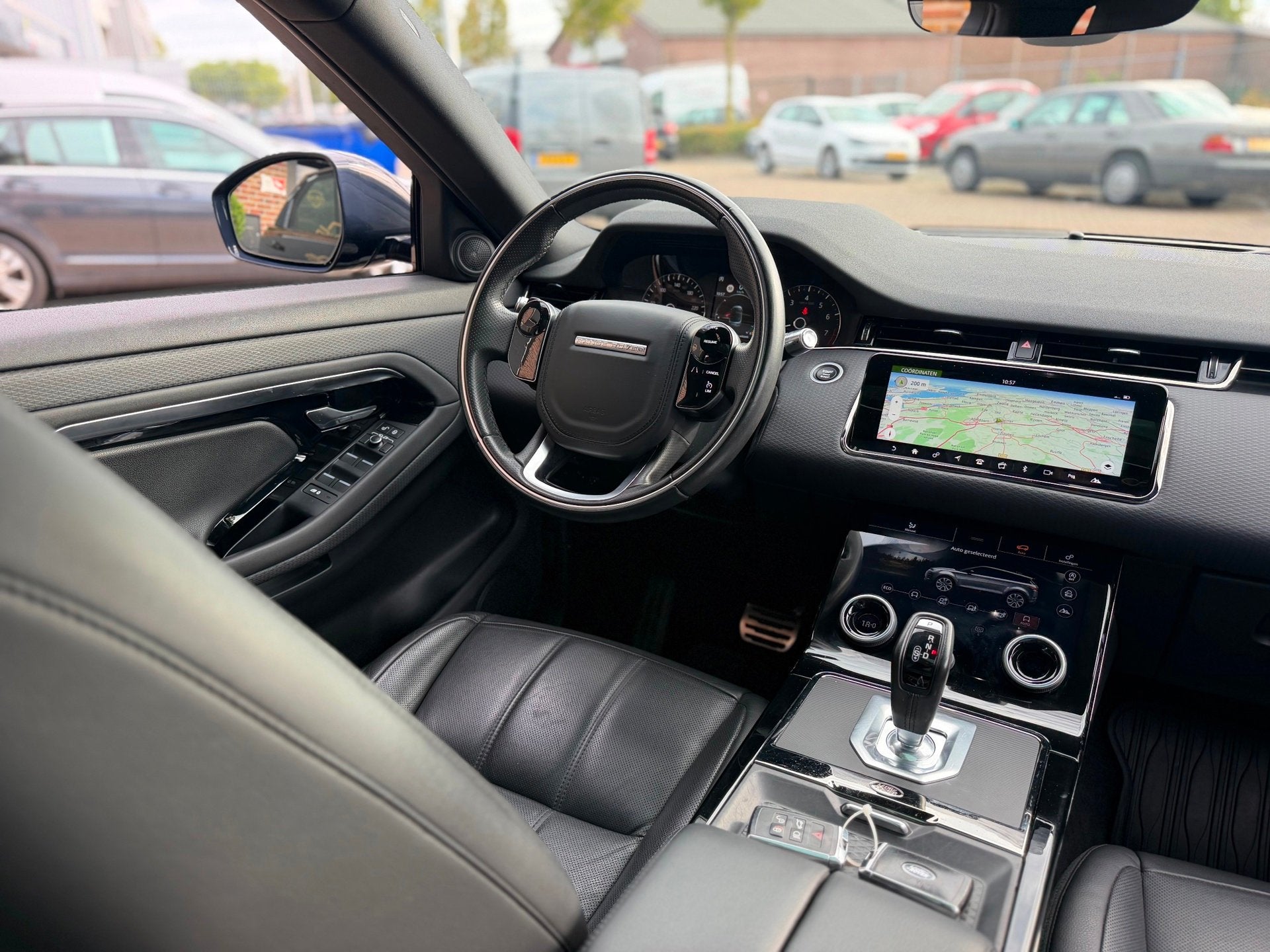 Land Rover Range Rover Evoque 2.0 P200 AWD R-Dynamic 200PK A, Dealer onderhouden, 1800 kg, 4 cilinders, Zwart