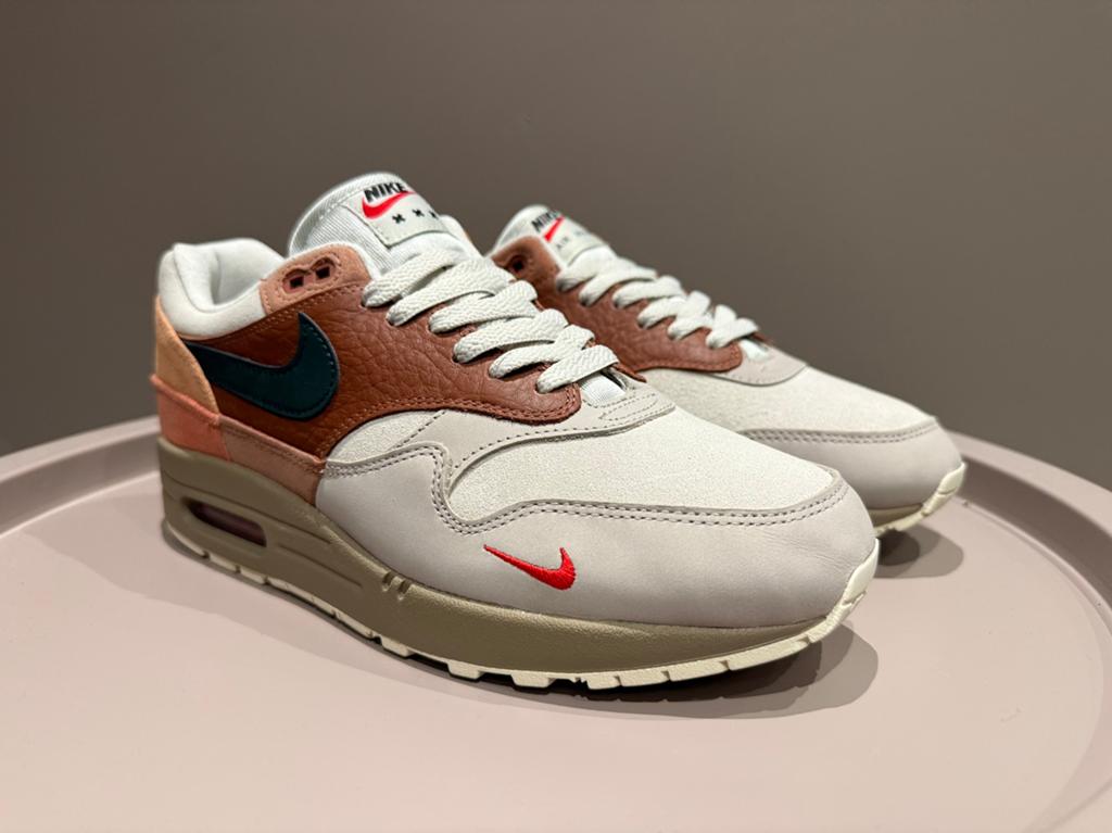 Nike Air Max 1 Amsterdam CV1638-200 DS maat 42 / US 8.5, Bruin, Nieuw, Ophalen of Verzenden, Sneakers of Gympen