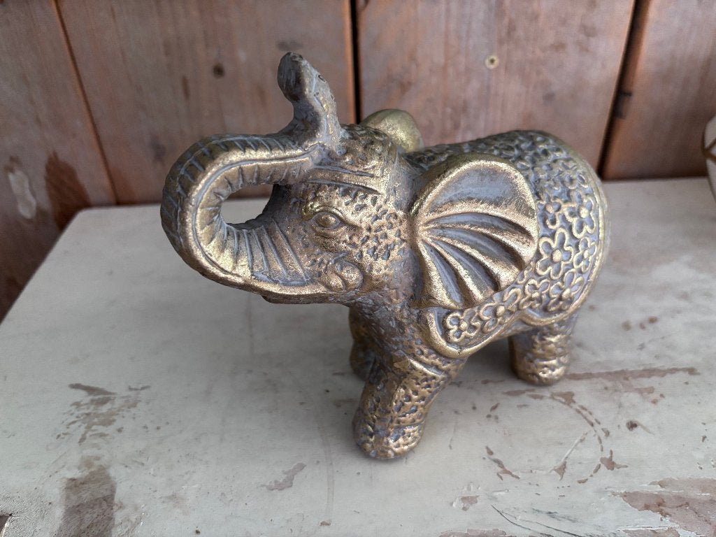 Vintage keramieken olifant met opgeheven slurf – 19 cm, Ophalen of Verzenden, Gebruikt, Dier