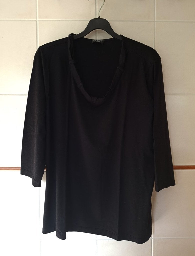 VIA APPIA DUE zwart damesshirt met mooie halslijn, maat 44., Zwart, Maat 42/44 (L), Ophalen of Verzenden, Zo goed als nieuw