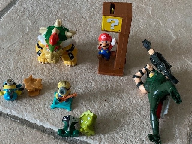 Mcdonalds en minions poppetjes oa super mario en bowser,, Ophalen of Verzenden