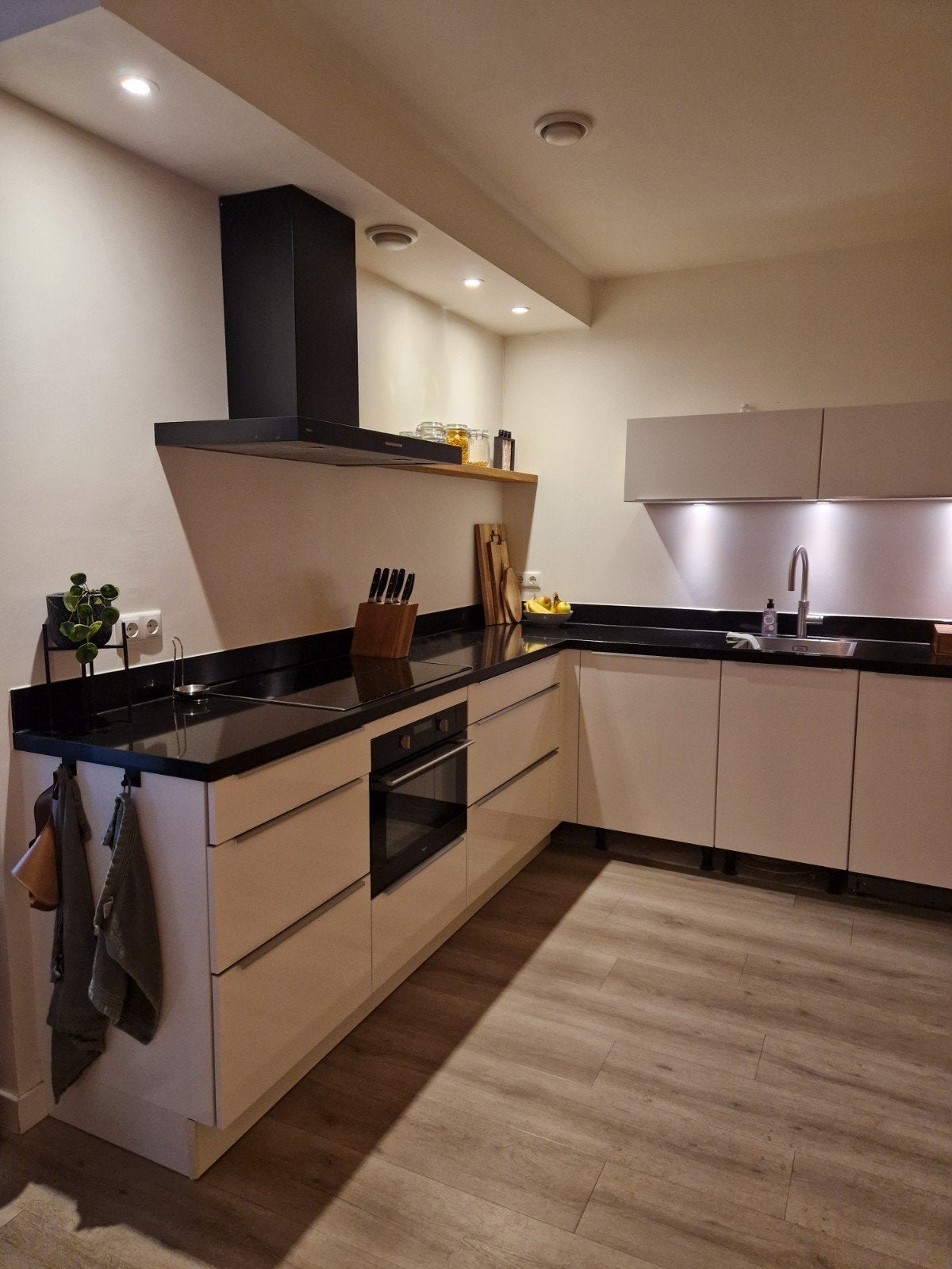 Moderne keuken met pelgrim inbouwapparatuur, Huis en Inrichting, Ophalen, Gebruikt, Wit, Hoekkeuken