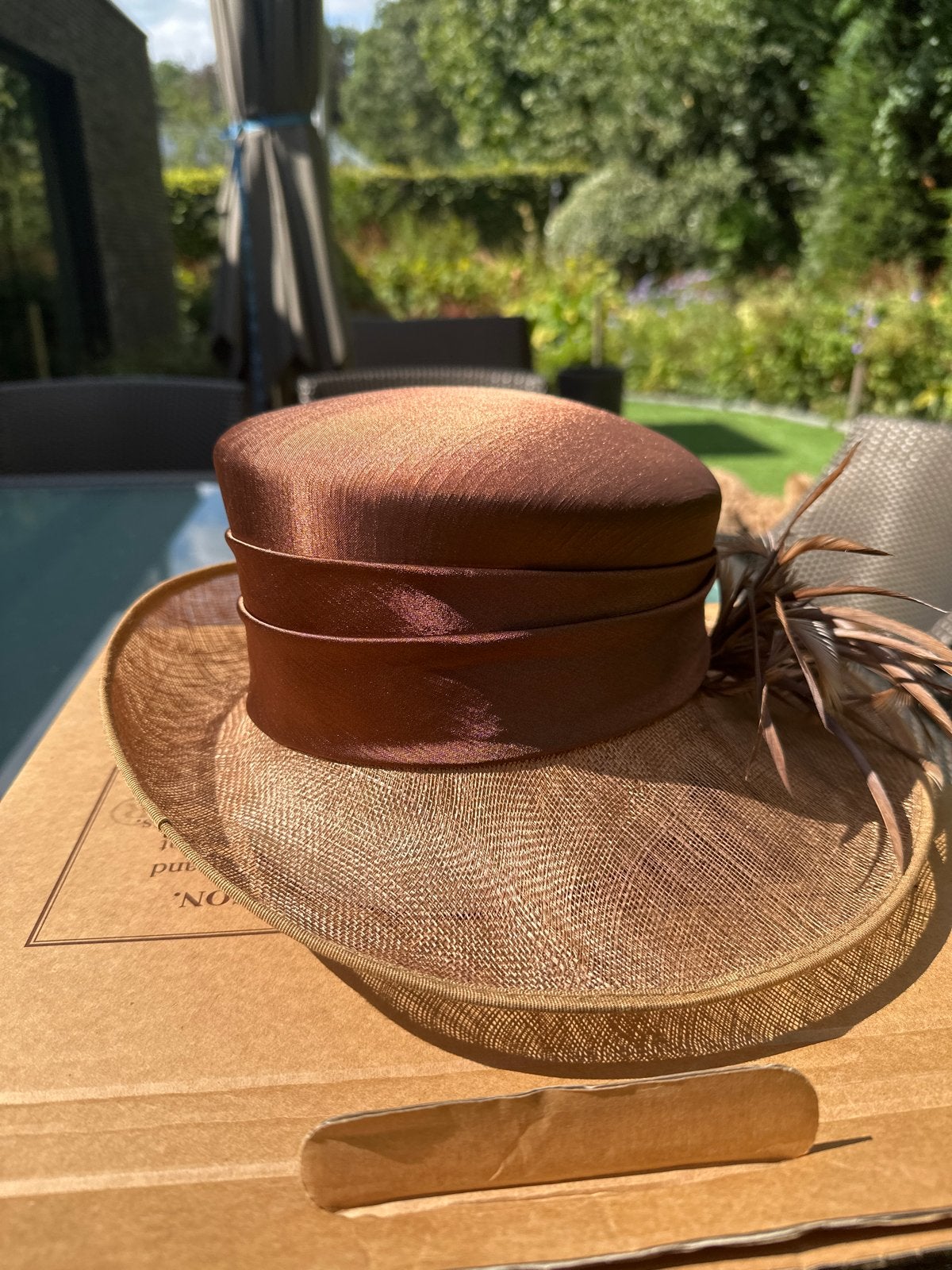 Elegante bruine hoed, maat 56, Kleding | Dames, Hoeden en Petten, Ophalen of Verzenden, Zo goed als nieuw, Hoed