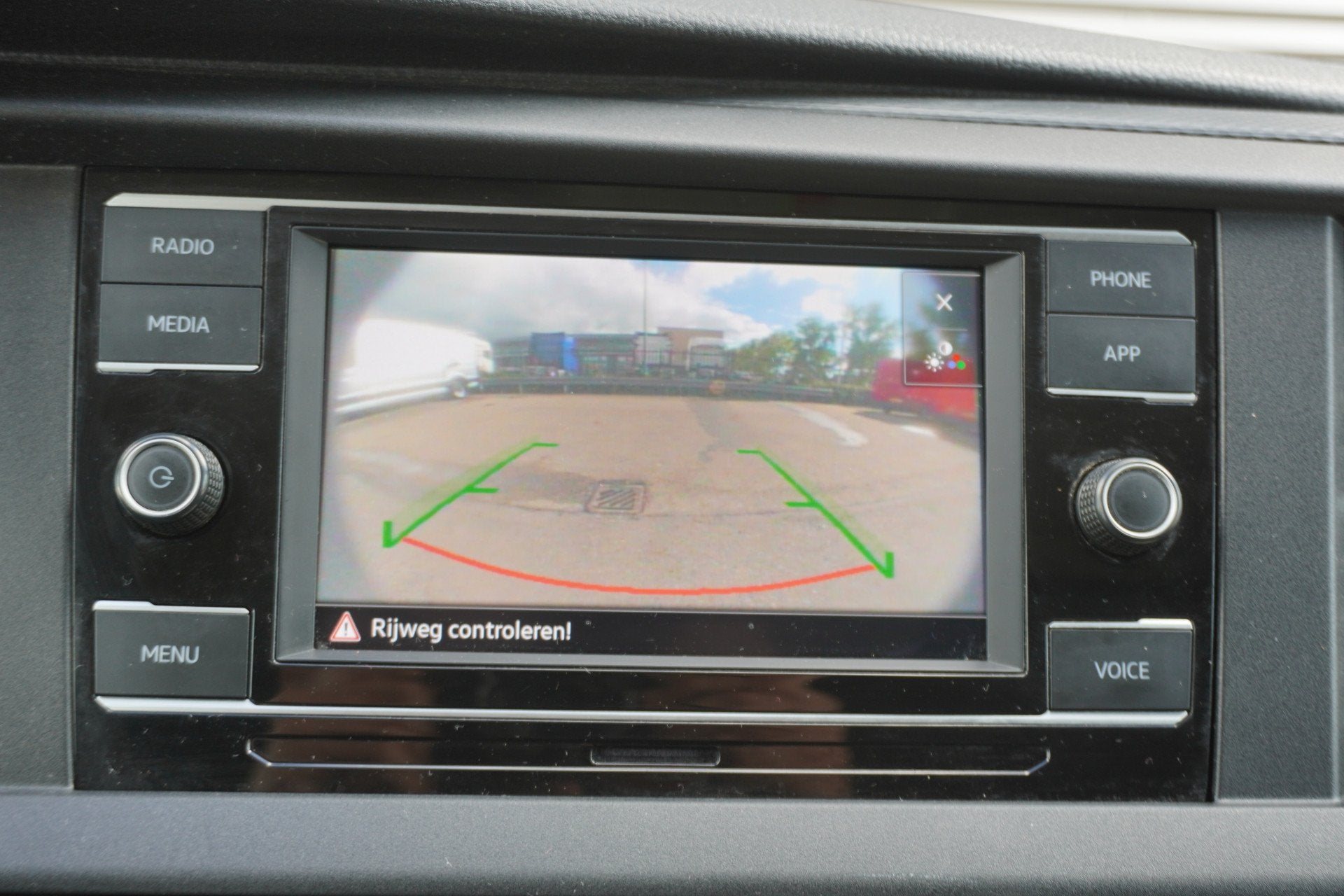 Volkswagen Transporter L2H1 110pk L2H1 Camera Apple Carplay, Auto's, Voorwielaandrijving, Gebruikt, 4 cilinders, Volkswagen