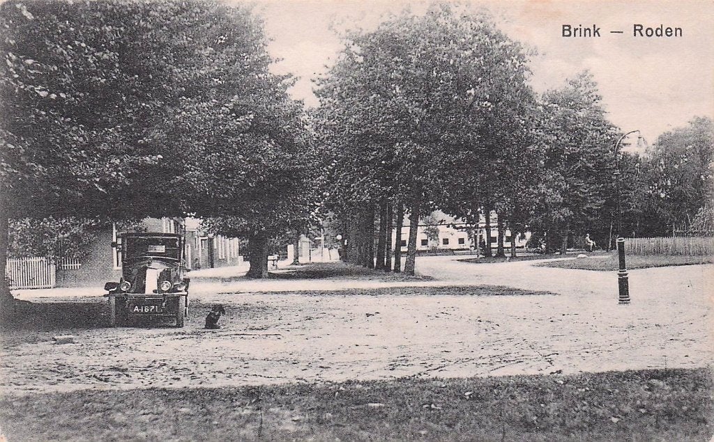 Roden - de Brink met oude auto (gel. 1926), Ophalen of Verzenden, 1920 tot 1940, Gelopen, Drenthe