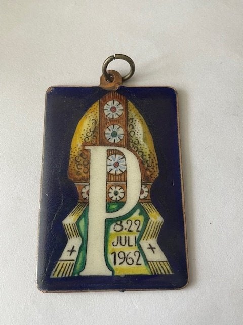 Vintage Emaille Religie Hanger : Priesterwijding 1962, Ophalen of Verzenden