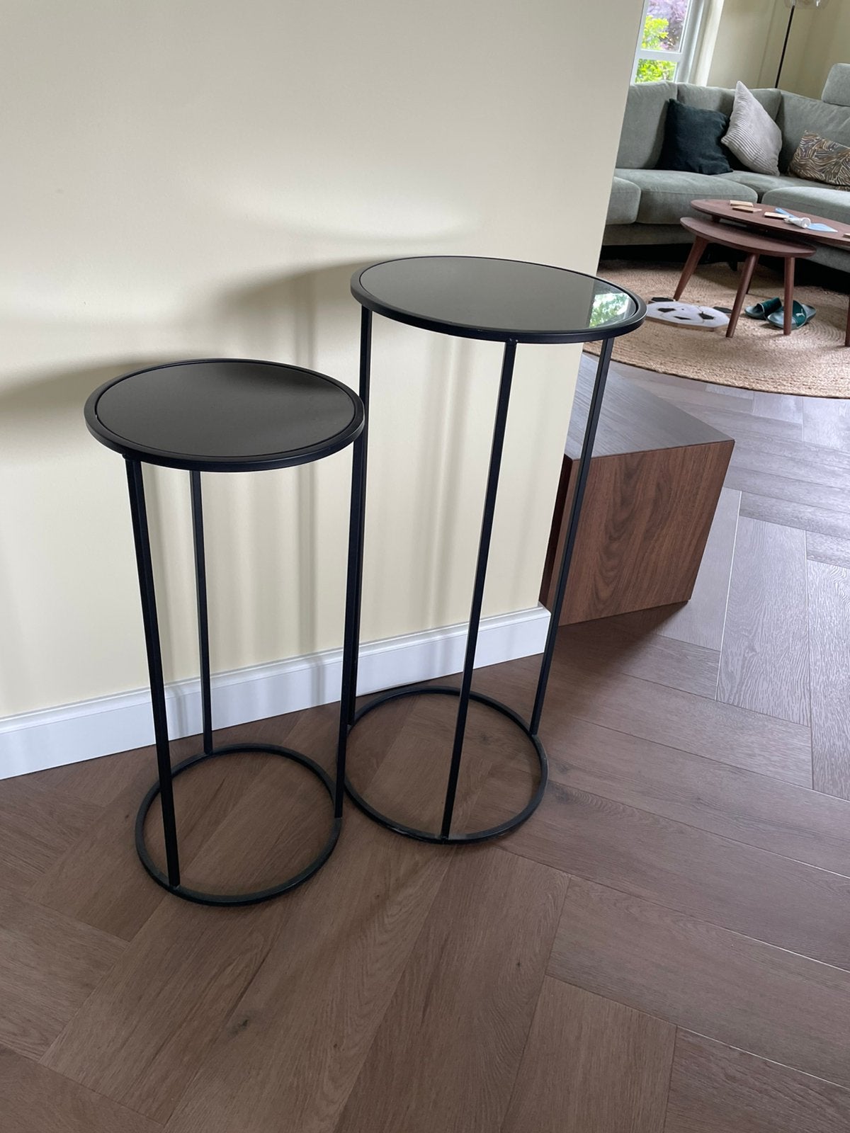 Zwarte bijzettafels, Huis en Inrichting, Tafels | Bijzettafels, Ophalen, Minder dan 55 cm, Metaal of Aluminium, Rond