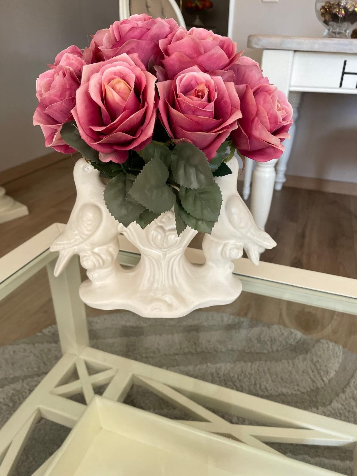 Vaasje met 2 duiven en boeket kunst rozen, Ophalen, Gebruikt, Wit, Inclusief decoratie