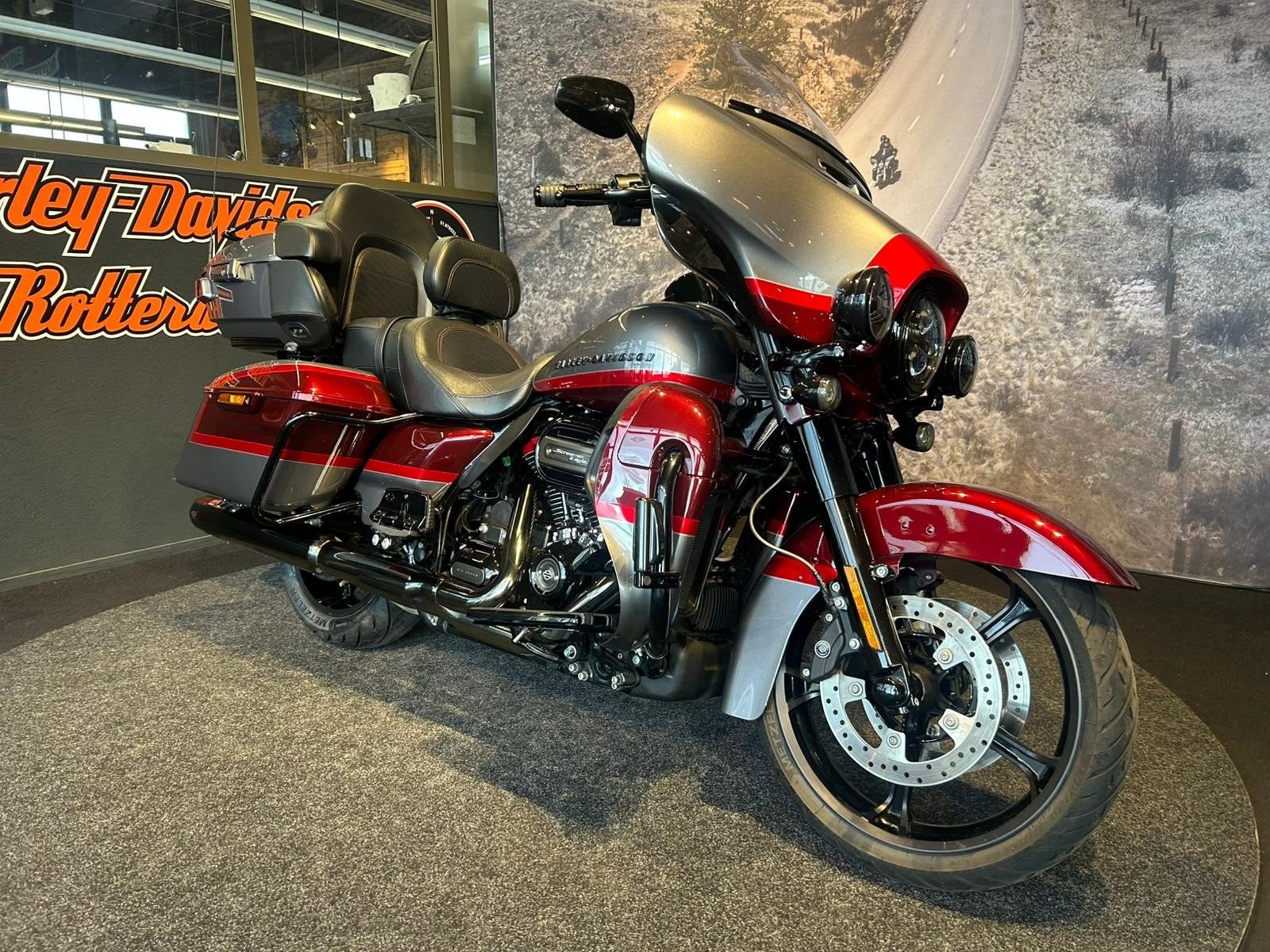 Harley-Davidson FLHTKSE CVO Ultra Limited (bj 2019), Motoren, Laan van Vredenoord 33
2289 DA  RIJSWIJK, NL, Meer dan 35 kW, Overig