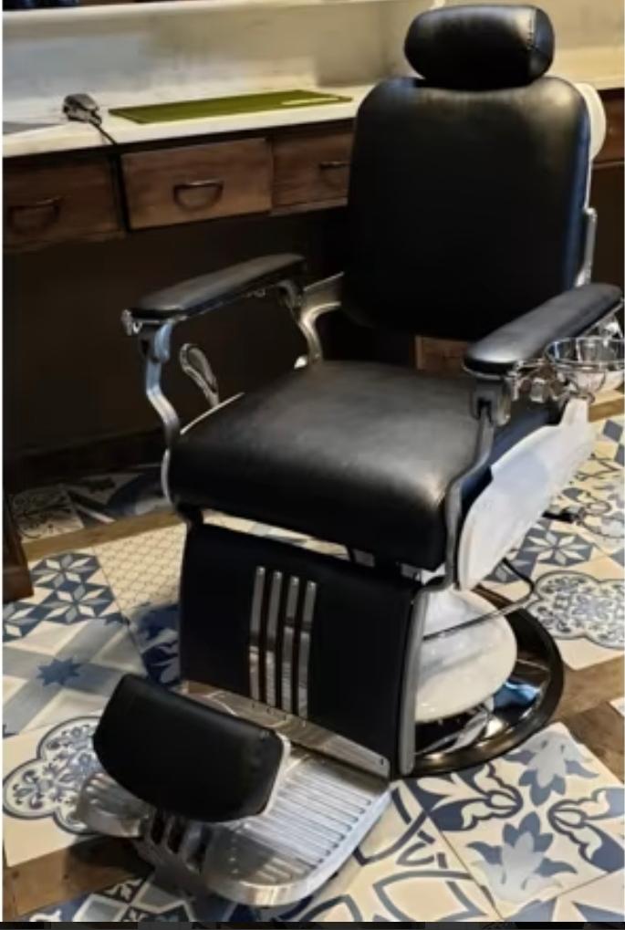 Barberstoel Majesty black & white.
