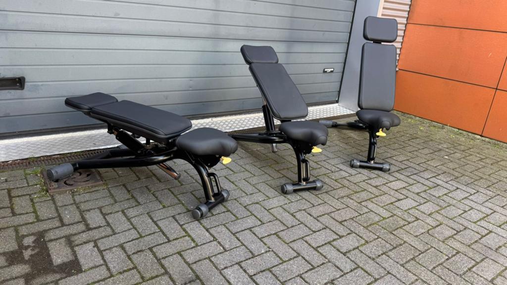 3 Technogym Adjustable Bench Met Nieuwe bekleding, Ophalen, Gebruikt, Fitnessbank