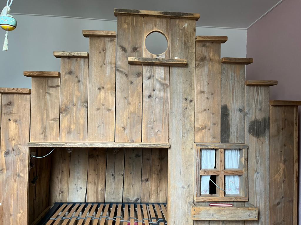 Huisjes bed van steigerhout, Kinderen en Baby's, Kinderkamer | Stapelbedden en Hoogslapers, Ophalen, Zo goed als nieuw, Overige typen