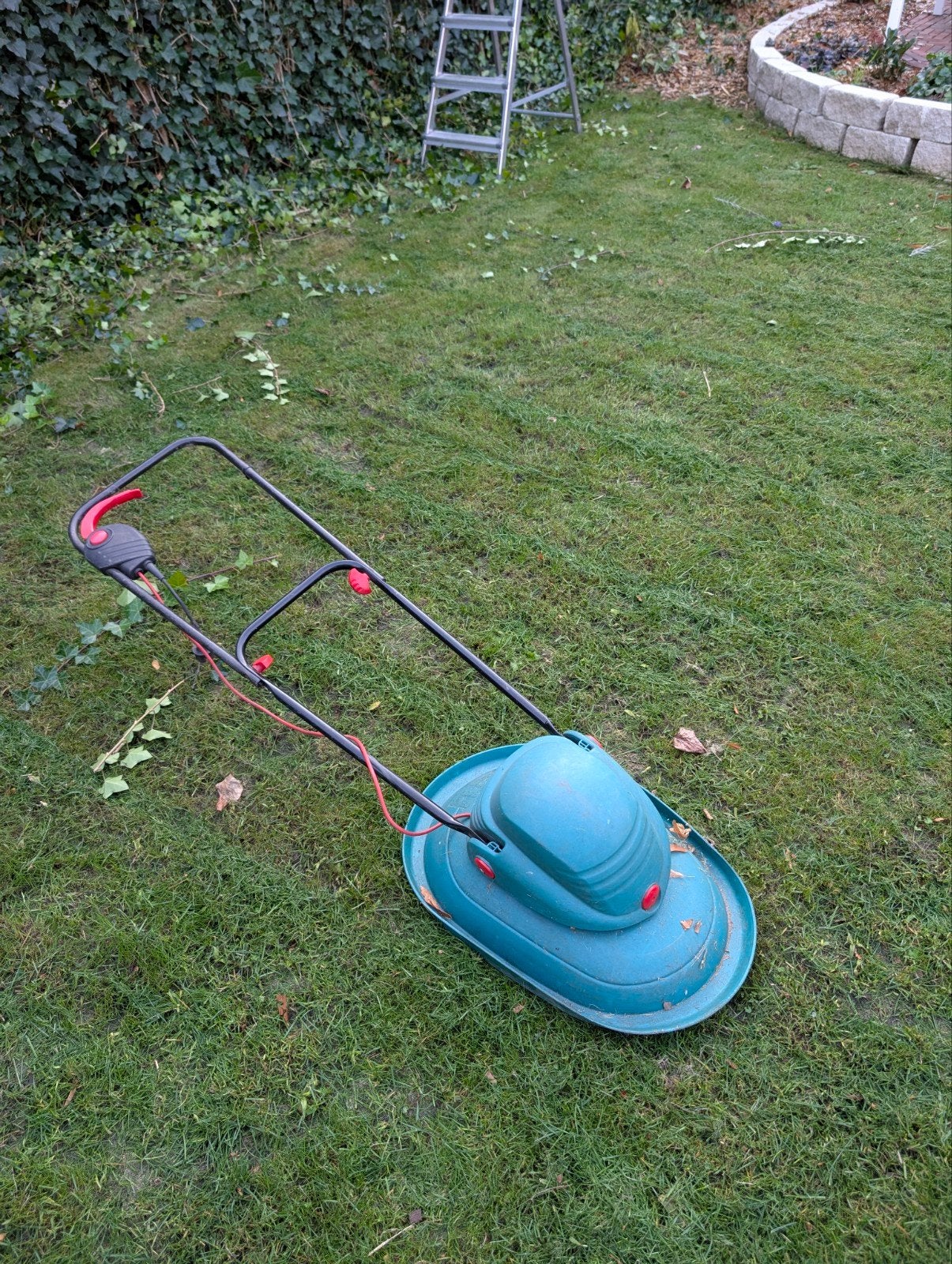 Bosch zweefmaaier met reserve mesjes, Gebruikt, Elektrische grasmaaier, Ophalen of Verzenden, Zweefmaaier