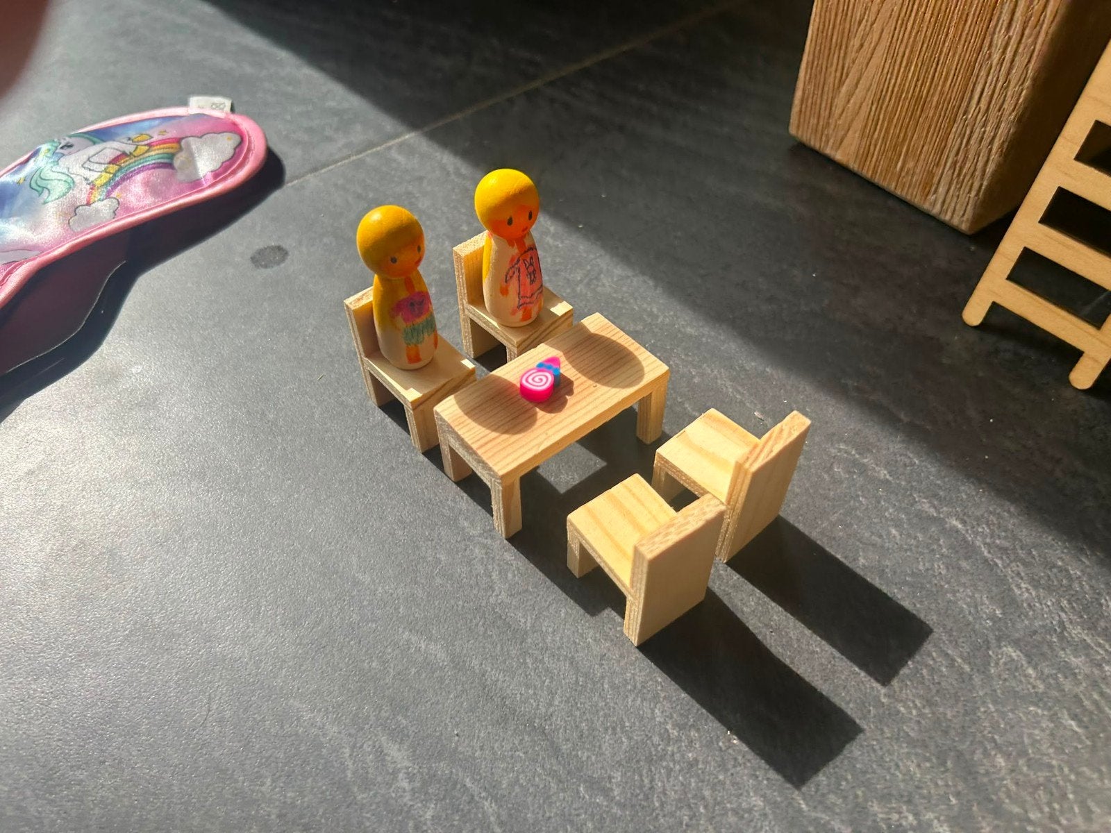 Miniatuur meubels en poppen voor poppenhuis, Ophalen of Verzenden, Gebruikt, Poppenhuis