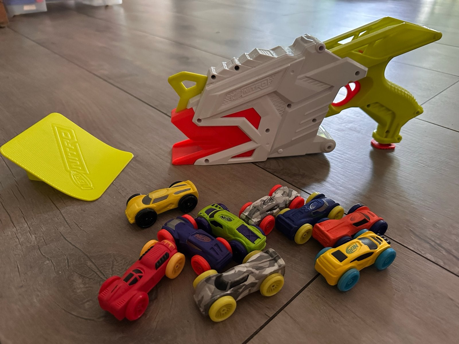 Nerf Nitro Blaster met 10 schuimauto's en ramp, Ophalen of Verzenden, Gebruikt, Jongen of Meisje