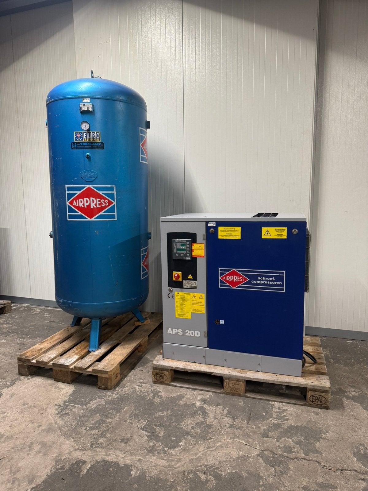 Airpress aps 15D schroefcompressor met tank, Ophalen, 800 liter/min of meer, Zo goed als nieuw, Geluidgedempt