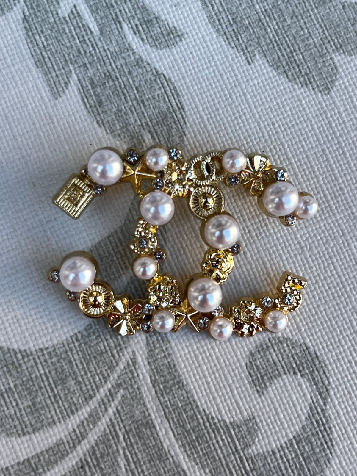 Nieuw, goud kleur designer broche met steentjes en parels, Overige materialen, 4 tot 7 cm, Nieuw, Ophalen of Verzenden