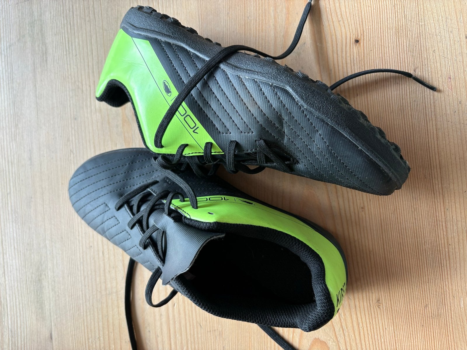 Kipsta Voetbalschoenen voor kunstgras - Zwart/Neon Groen, Maat XS of kleiner, Ophalen, Gebruikt, Schoenen
