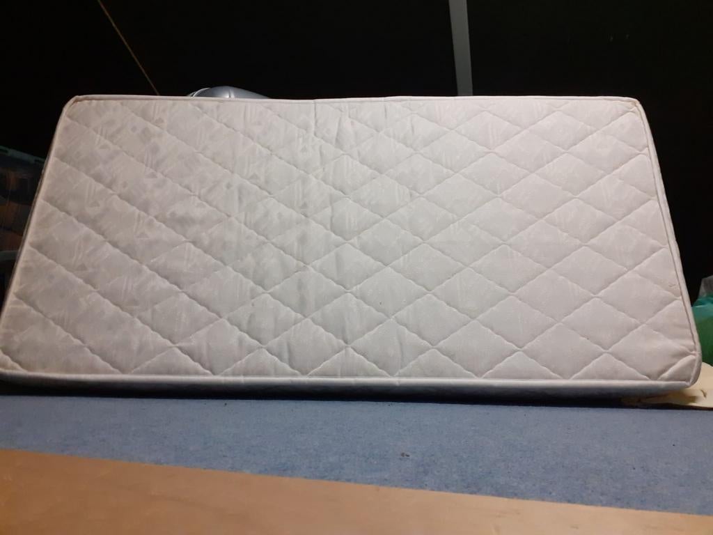 Baby ledikant matrasje plus hoeslaken, Huis en Inrichting, Slaapkamer | Matrassen en Bedbodems, 70 cm of minder, Eenpersoons, Ophalen