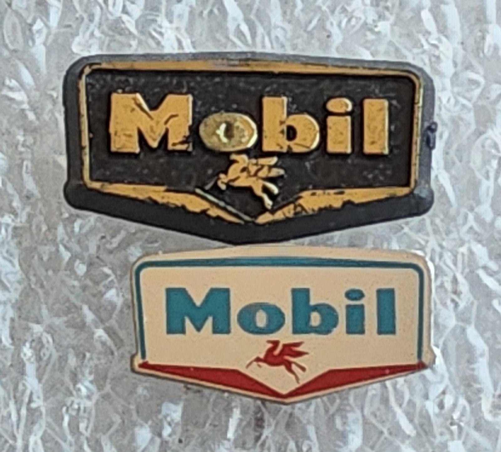 2 Vintage Mobil Speldjes, Verzamelen, Ophalen of Verzenden, Gebruikt, Merk, Speldje of Pin