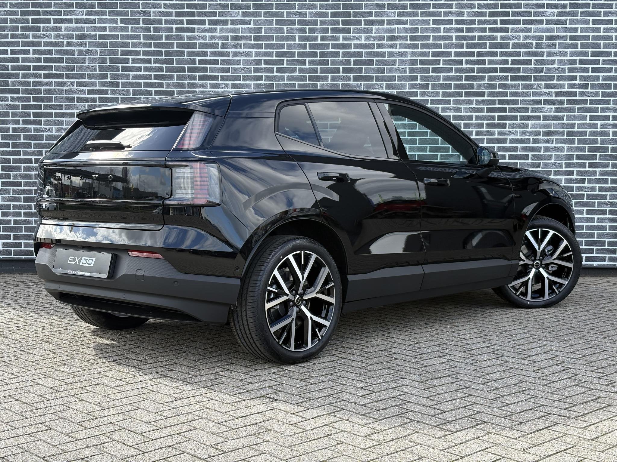 Volvo EX30 P5 Long Range Plus Black Edition Europa 69 kWh |, Auto's, Automaat, Achterwielaandrijving, Zwart, Zwart