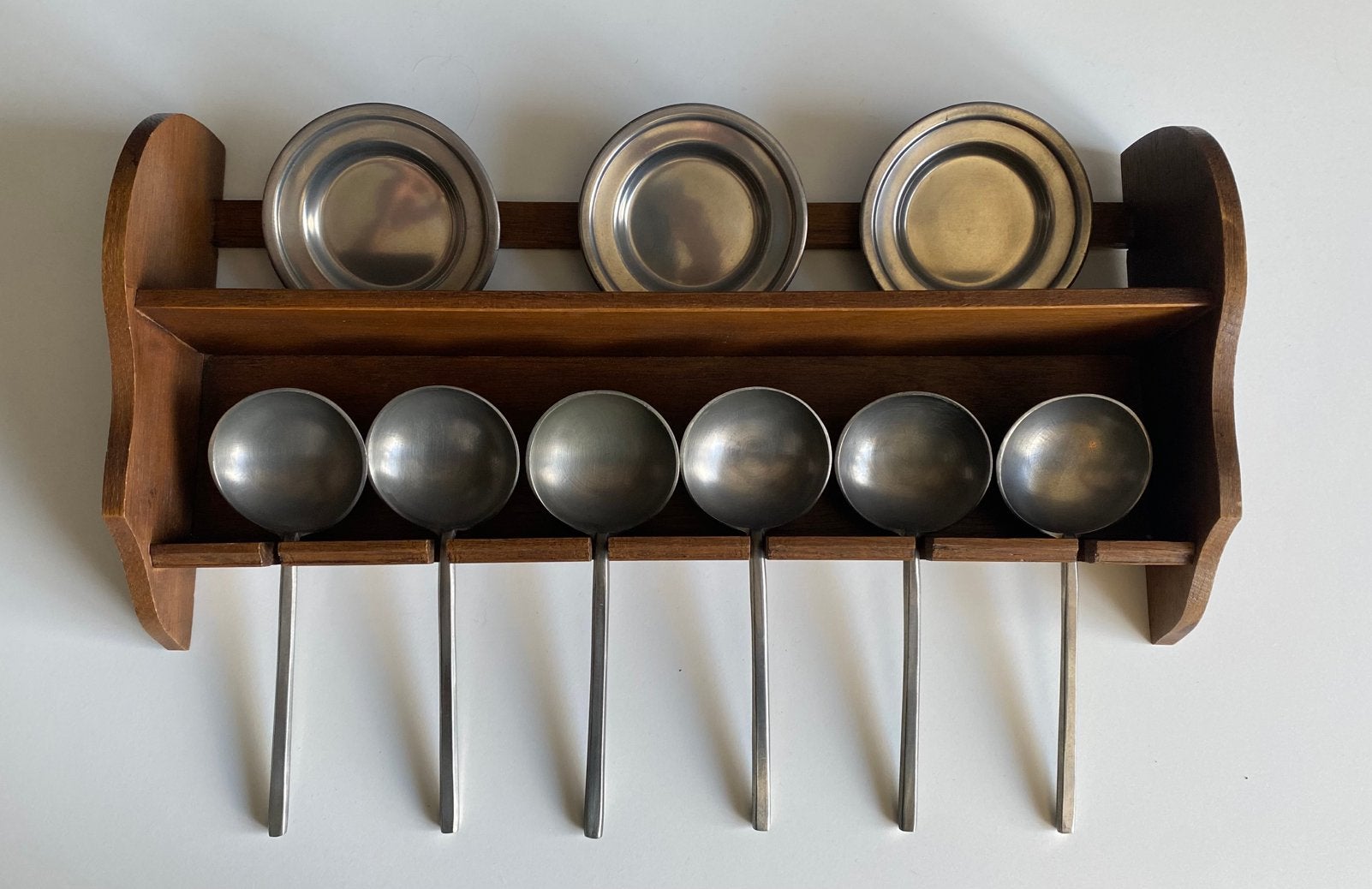 Vintage houten lepelrek met 6 tinnen lepels en 3 schoteltjes, Ophalen