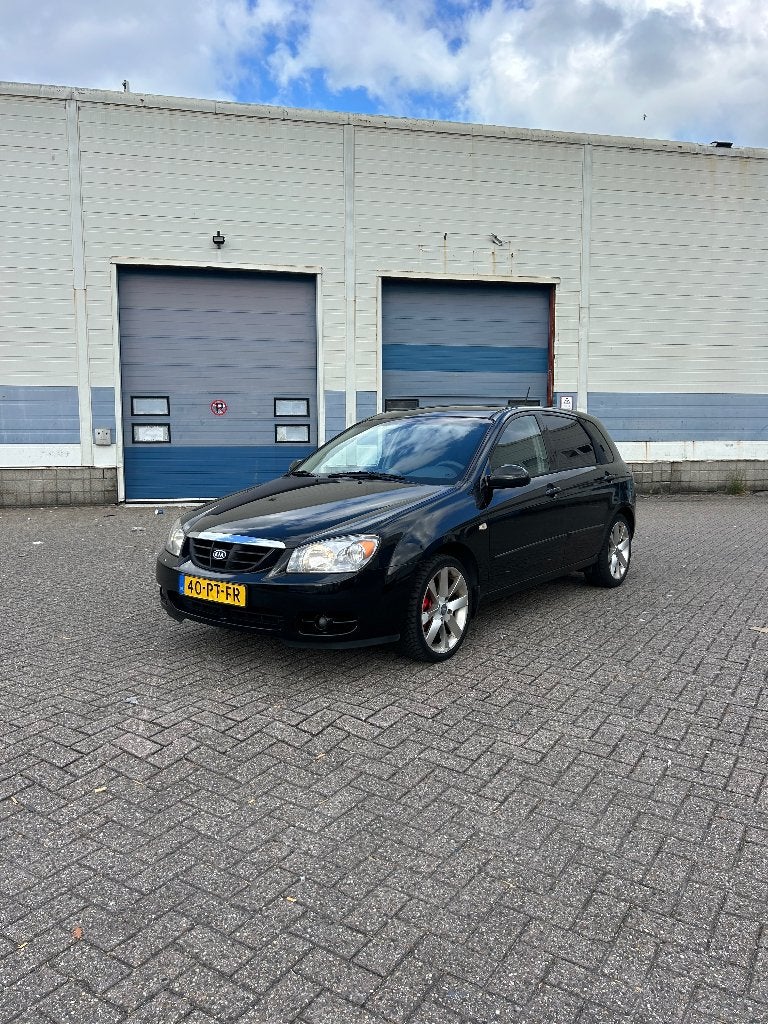 Kia Cerato 1.6-16V LX nieuwe APK, Auto's, Kia, Stof, 1599 cc, 4 cilinders, Zwart