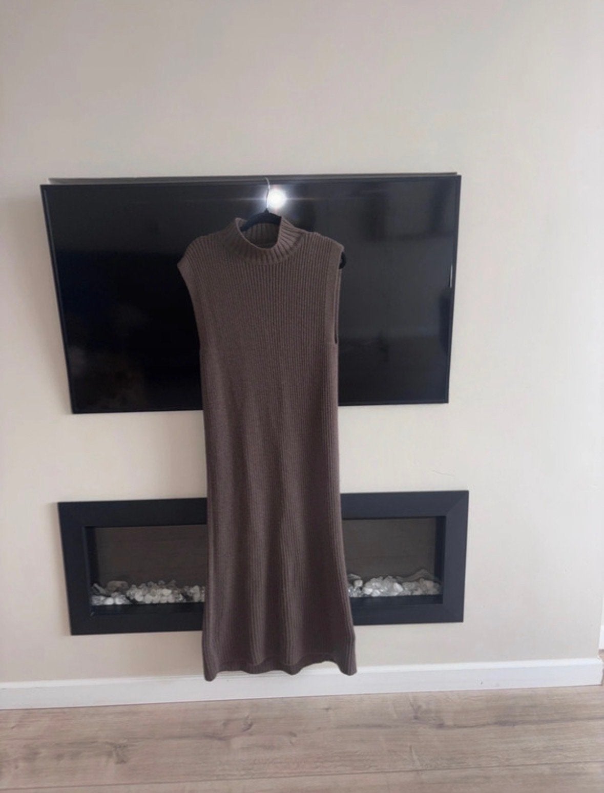 Stijlvolle geribbelde maxi jurk en beige broek, Maat 38/40 (M), Bruin, Ophalen of Verzenden, Zo goed als nieuw