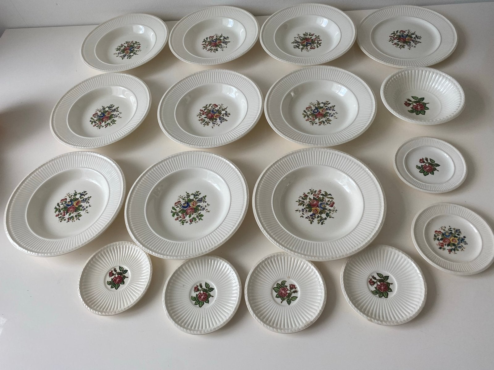 Wedgwood Conway borden met bloemmotief, Ophalen of Verzenden