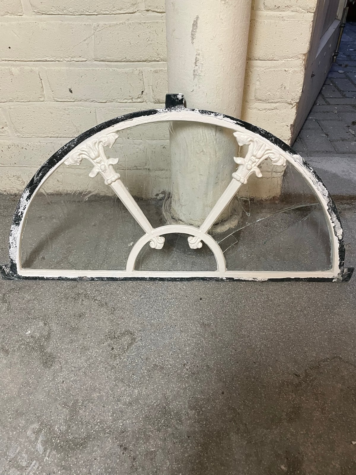 Antiek gietijzeren stalraam met boog (50x30 cm), Doe-het-zelf en Verbouw, Ophalen, Gevelraam of Ruit, Gebruikt, Minder dan 80 cm