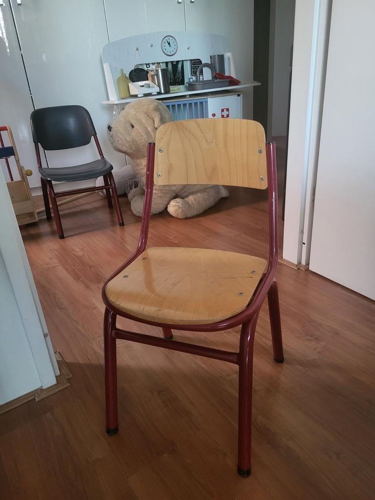 Klein stoeltje voor kinderen (hout en rode kleur frame), Ophalen, Gebruikt, Stoel(en)