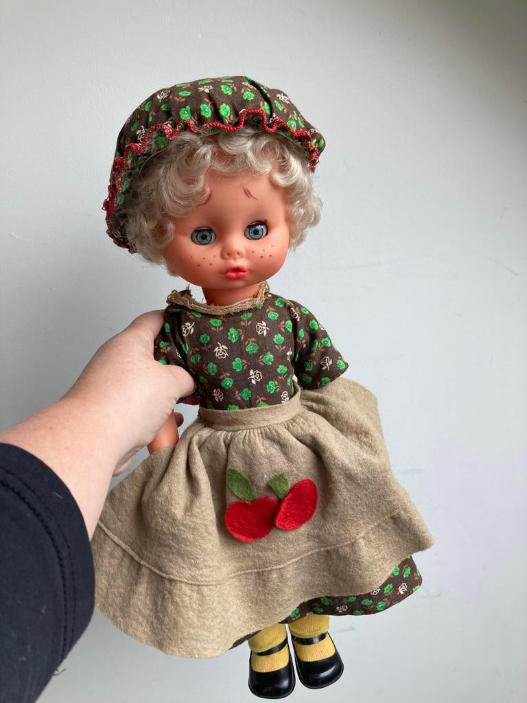 Vintage oude (grote) pop met appeltjes schort, Verzamelen, Poppen, Ophalen of Verzenden, Gebruikt, Pop