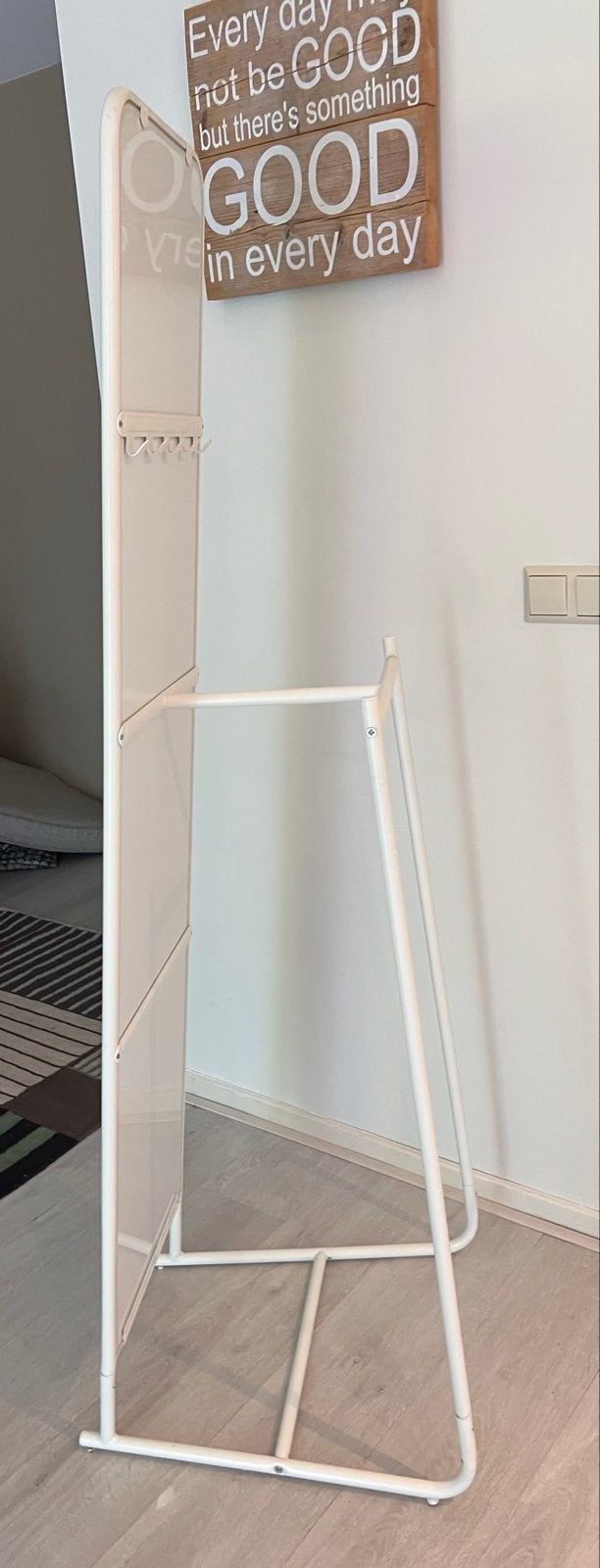 IKEA witte staande spiegel met ophanghaakjes, Minder dan 50 cm, Ophalen of Verzenden, Zo goed als nieuw, 150 tot 200 cm