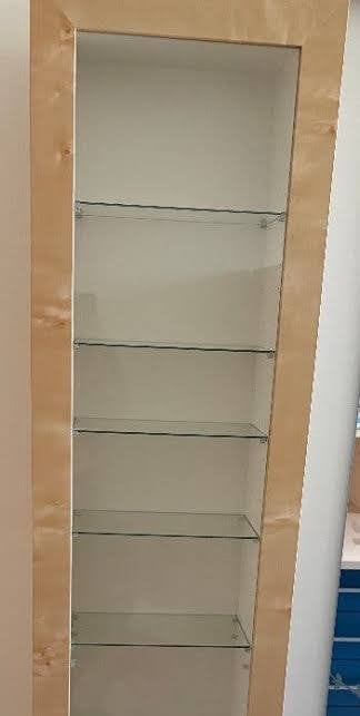 Houten vitrinekast met glazen planken Bertby van Ikea, Huis en Inrichting, Ophalen, Met plank(en), Minder dan 50 cm, Gebruikt